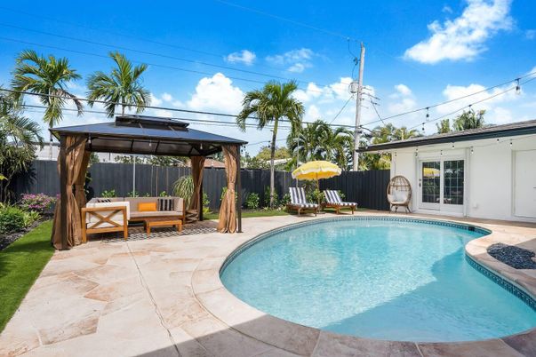 Exterior, Pool