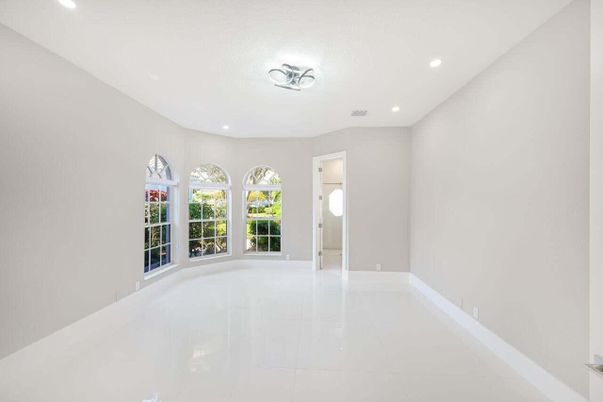 Empty room, Interior, Recessed Lighting