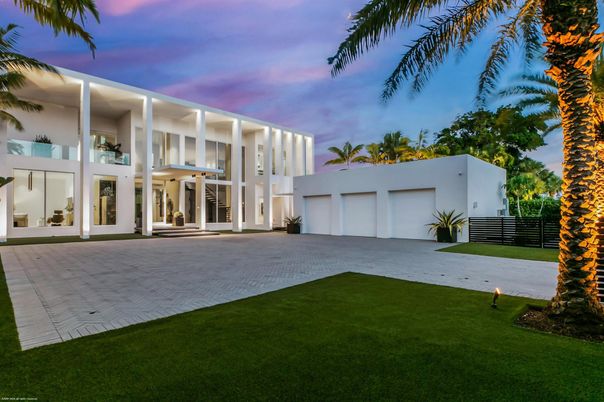 Attached, Backyard, Exterior, Facade, Modern