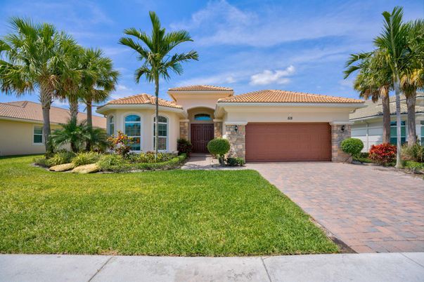 Attached, Exterior, Facade, Mediterranean