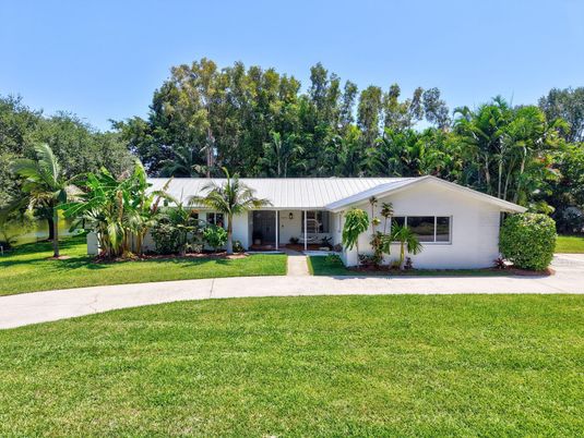 Backyard, Exterior, Facade, Ranch
