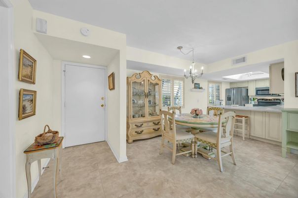 Chandelier, Dining room, Interior, Kitchen, Recessed Lighting, Stainless Steel Appliances