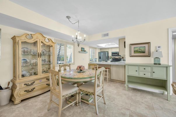 Chandelier, Dining room, Interior, Kitchen, Pendant Lights, Stainless Steel Appliances