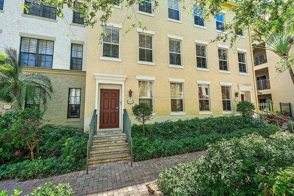 Exterior, Facade, Rowhouse