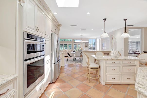Dining room, Interior, Kitchen, Pendant Lights, Recessed Lighting, Stainless Steel Appliances