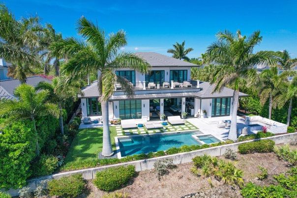 Exterior, Facade, Pool, Modern