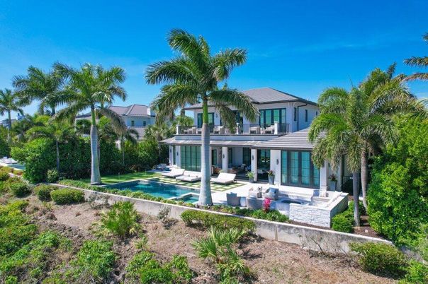 Backyard, Exterior, Facade, Pool, Modern