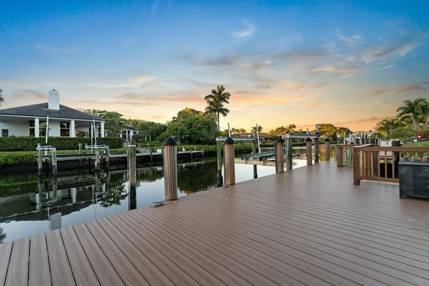 Exterior, Lake