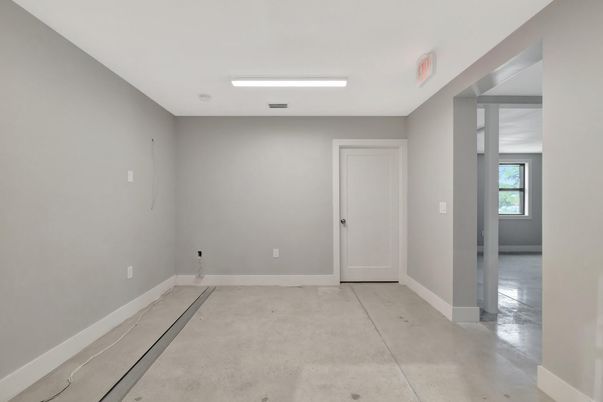 Empty room, Interior