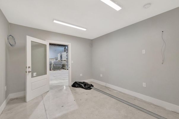 Empty room, Interior