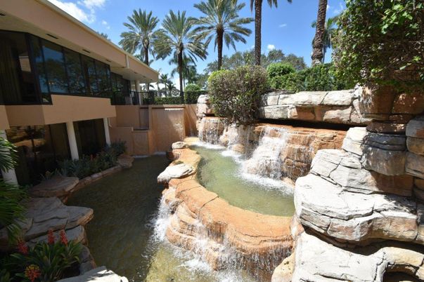 Exterior, Lake