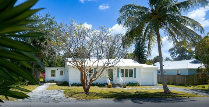 Attached, Exterior, Facade, Ranch