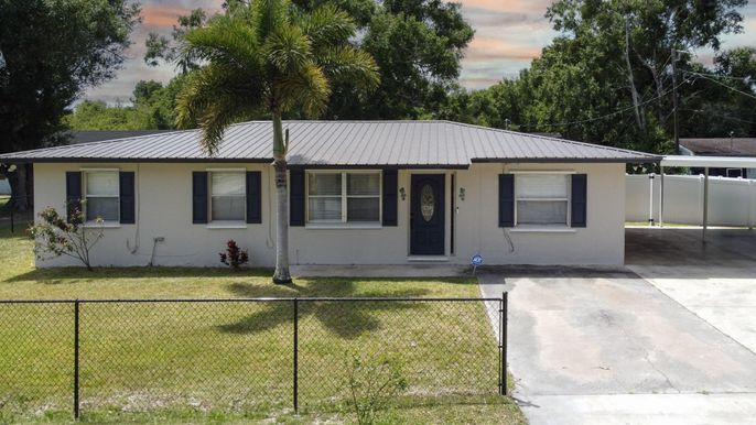 Exterior, Facade, Ranch