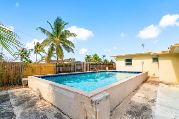 Exterior, Pool