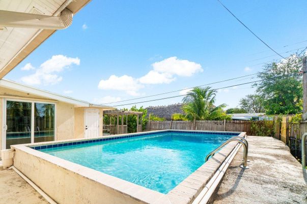 Exterior, Pool