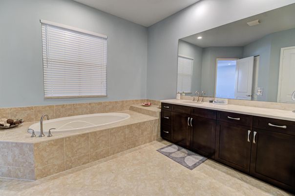 Bathroom, Dual Sink Vanities, Interior, Recessed Lighting