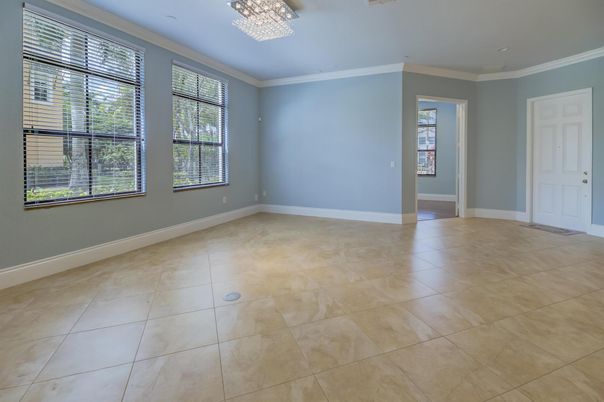Empty room, Interior
