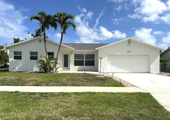 Attached, Exterior, Facade, Ranch