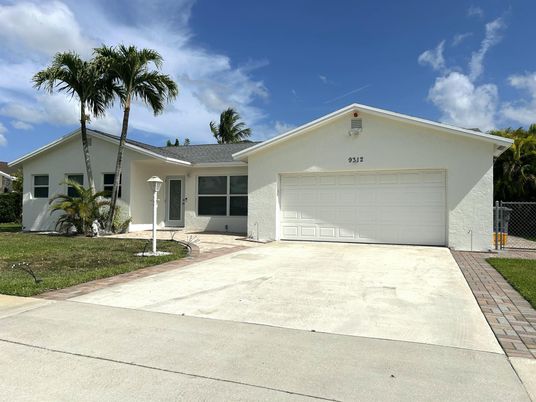 Attached, Exterior, Facade, Ranch