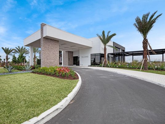 Backyard, Exterior, Facade, Brick Facade, Modern