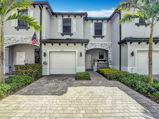 Attached, Exterior, Facade, Mediterranean