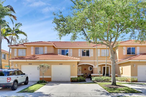 Attached, Exterior, Facade, Mediterranean