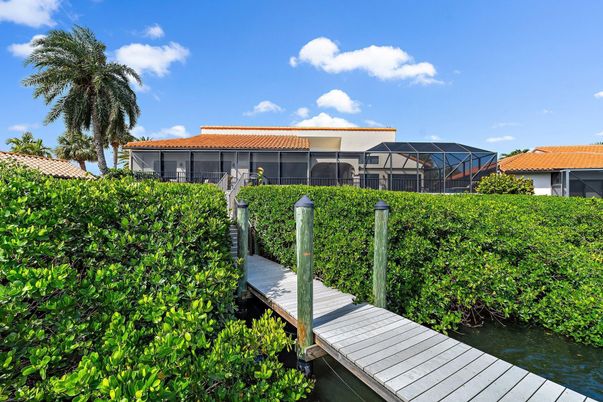 Exterior, Lake