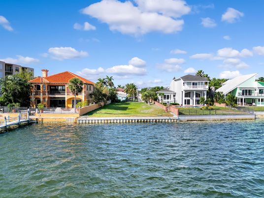 Exterior, Lake