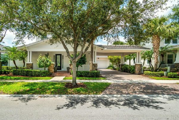 Attached, Exterior, Facade, Ranch