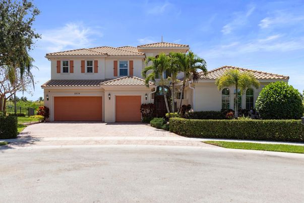 Attached, Exterior, Facade, Mediterranean