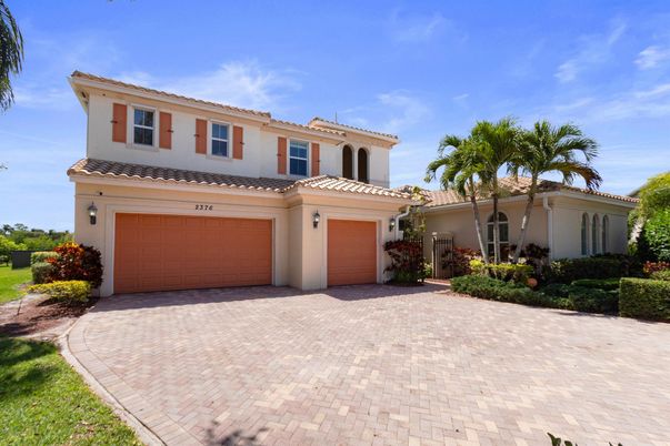 Attached, Exterior, Facade, Mediterranean