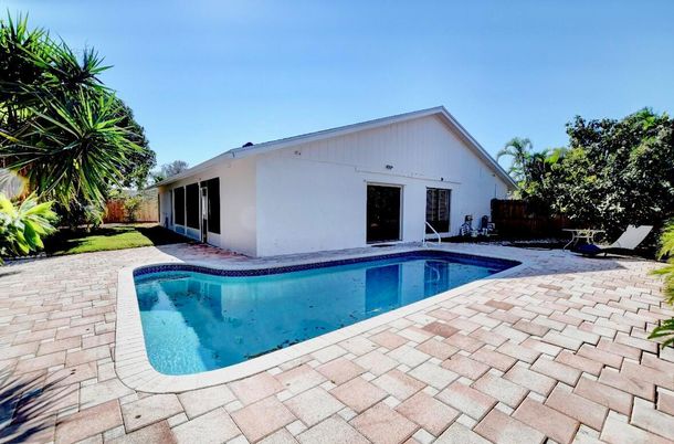 Exterior, Pool