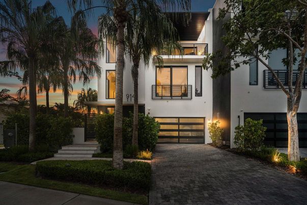 Attached, Exterior, Facade, Modern
