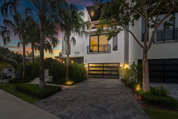 Attached, Exterior, Facade, Modern