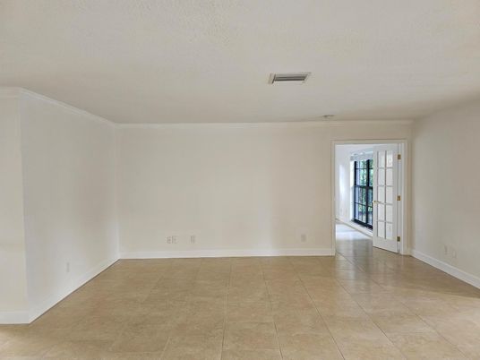 Empty room, Interior