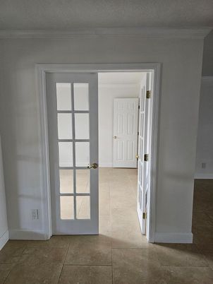 Empty room, Interior