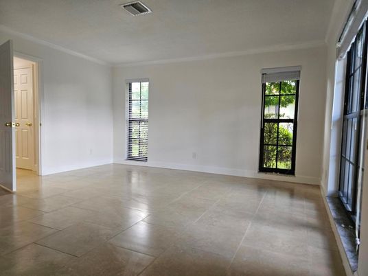 Empty room, Interior