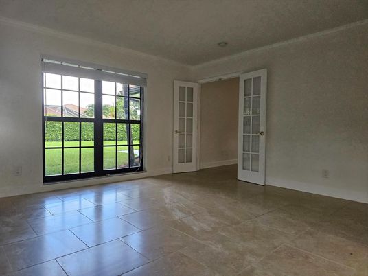Empty room, Interior