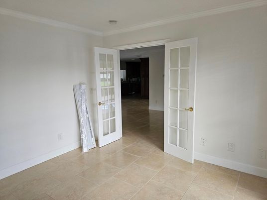 Empty room, Interior