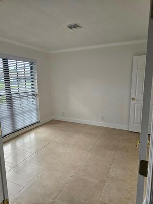 Empty room, Interior