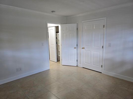 Empty room, Interior