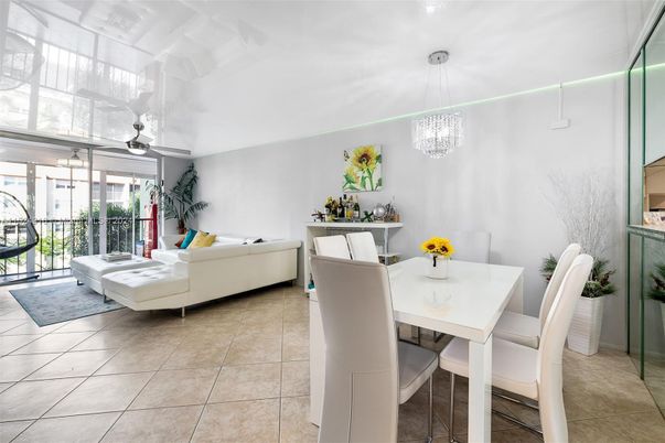 Chandelier, Dining room, Interior, Living room