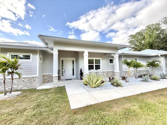 Exterior, Facade, Ranch