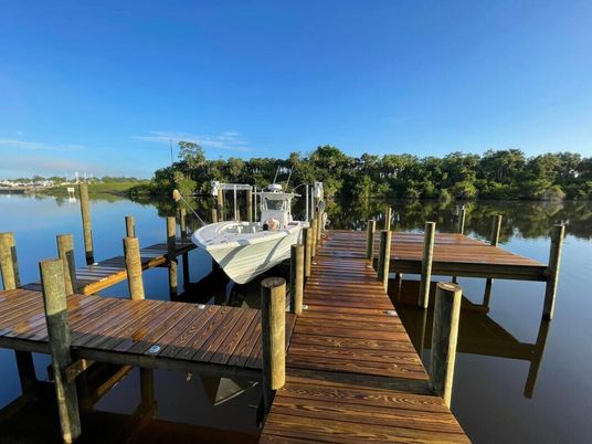 Exterior, Lake