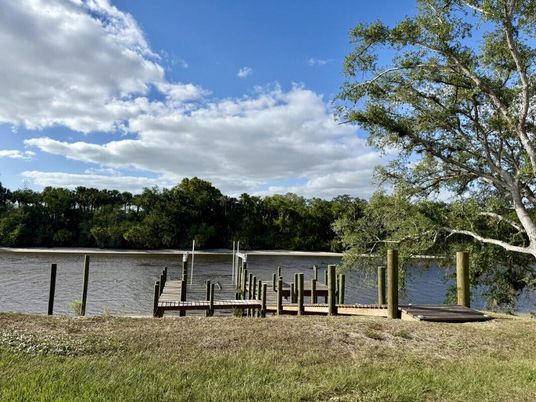 Exterior, Lake