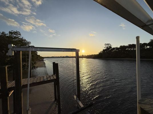 Exterior, Lake