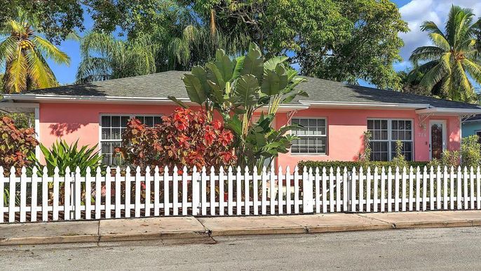 Exterior, Facade, Ranch