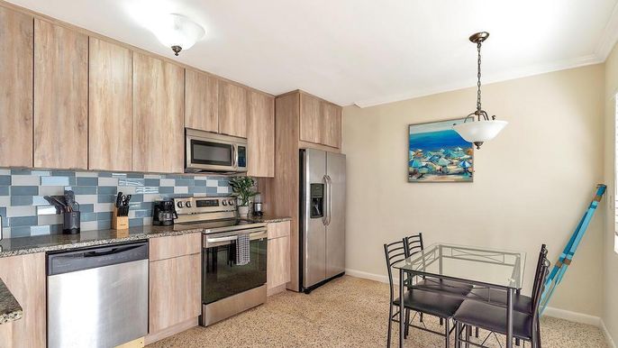 Dining room, Interior, Kitchen, Pendant Lights, Stainless Steel Appliances
