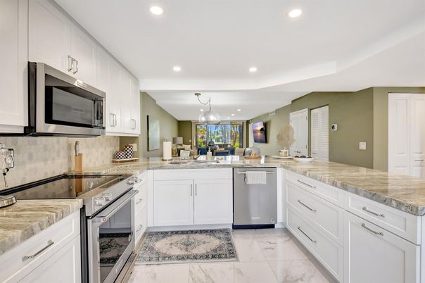Chandelier, Dining room, Interior, Kitchen, Marble, Pendant Lights, Recessed Lighting, Stainless Steel Appliances