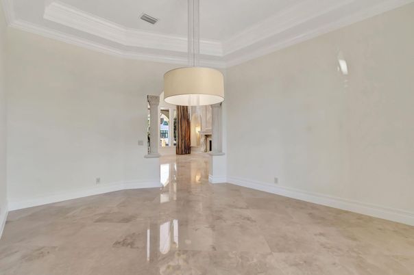 Empty room, Interior